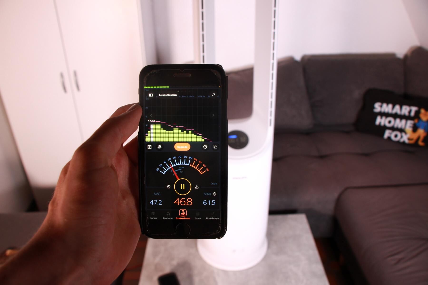 Уровень шума очистителя воздуха и башенного вентилятора Philips Air Performer 7000 измерена с помощью смартфона и показывает около 46 децибел при уровне шума вентилятора 6/10.